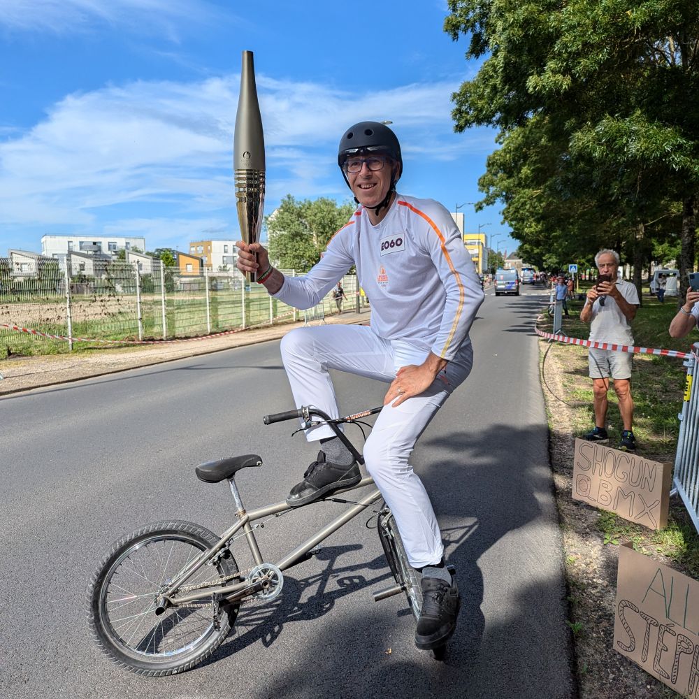 Stéphane Shogun Meneau BMX Freestyle flatland balancing porteur de la flamme olympique à Blois Paris 2024